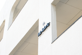 店舗ビル外観アップ
