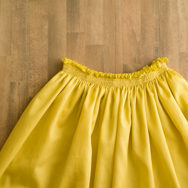 FAB #061 ボートネックのプルオーバーシャツとサテンのギャザースカート(コーディネートを考える編) - fab-fabric