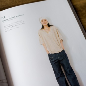 今日のコレコレ。#010 ジャージーVネックプルオーバー(「シンプルシック」大川友美 著)