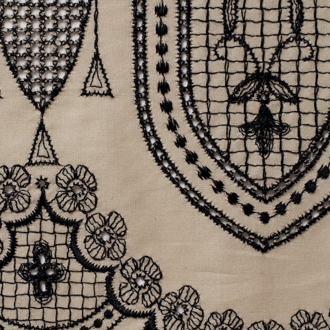 コットン×幾何学模様(オークルベージュ)×ローン刺繍_全2色 - fab-fabric sewing studio | 布地のオンライン通販と