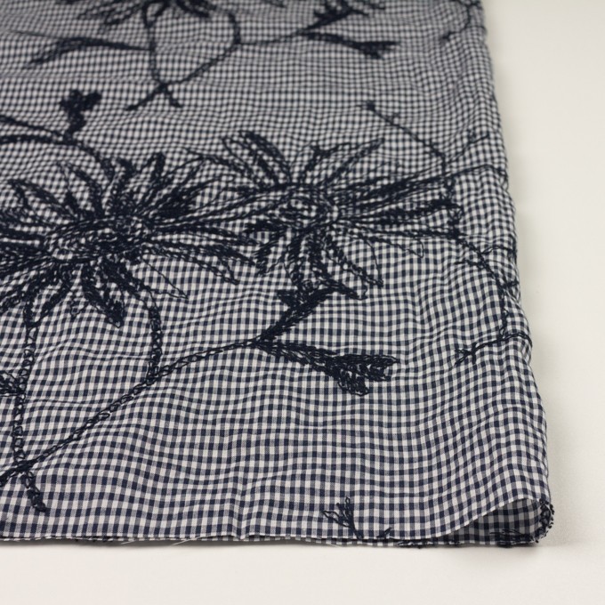 【アウトレット】コットン×フラワー(ダークネイビー)×ローン刺繍 | fab-fabric sewing studio | 布地のオンライン