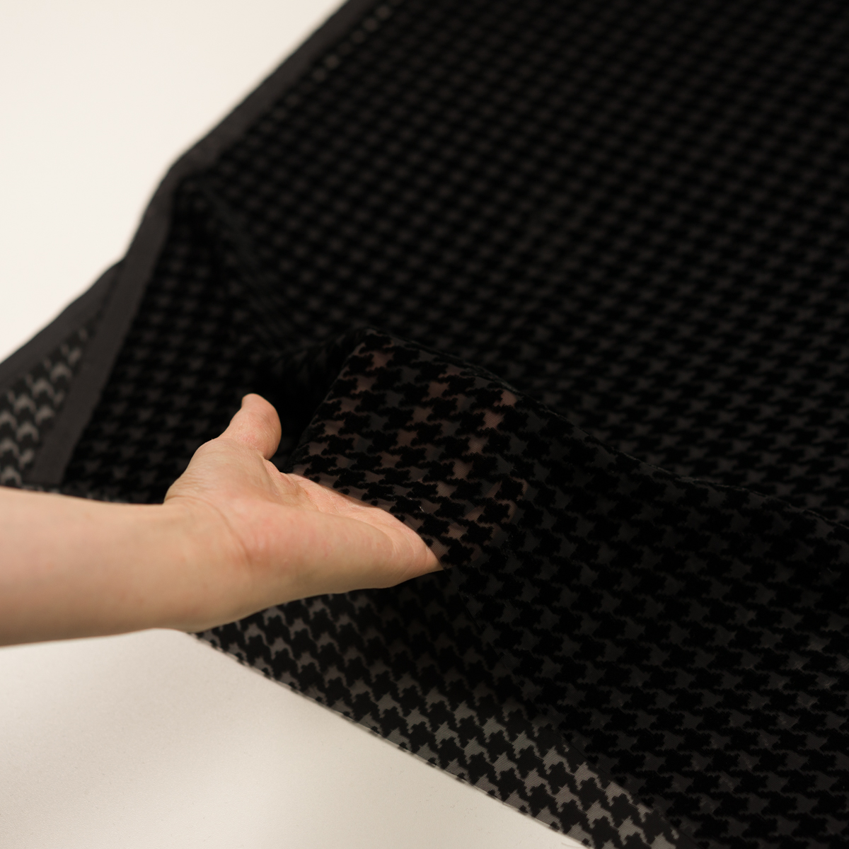 ポリエステル＆レーヨン×千鳥格子(ブラック)×かわり織 | fab-fabric sewing studio | 布地のオンライン通販と