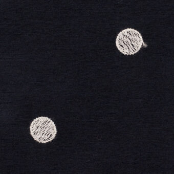 【アウトレット】ポリエステル×ドット(ネイビー＆オフホワイト)×バックサテン・シャンタン刺繍のサムネイル