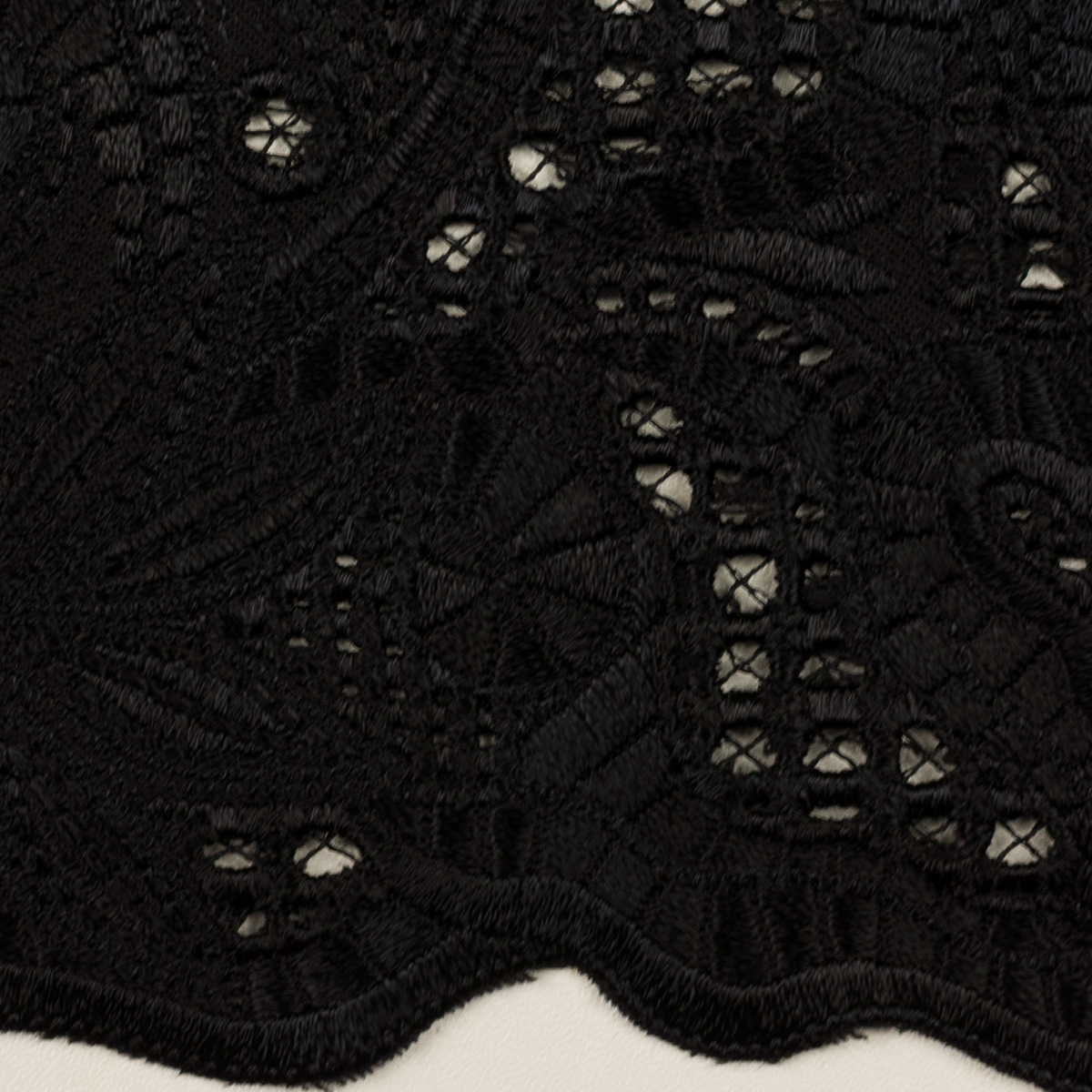 【アウトレット】ポリエステル＆レーヨン×ボタニカル(ブラック)×サージ刺繍のサムネイル