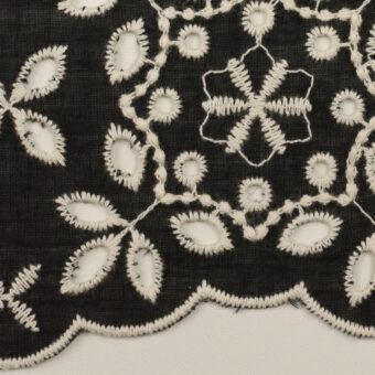 【アウトレット】コットン＆ポリエステル×フラワー(ブラック＆エクリュ)×ローン刺繍のサムネイル
