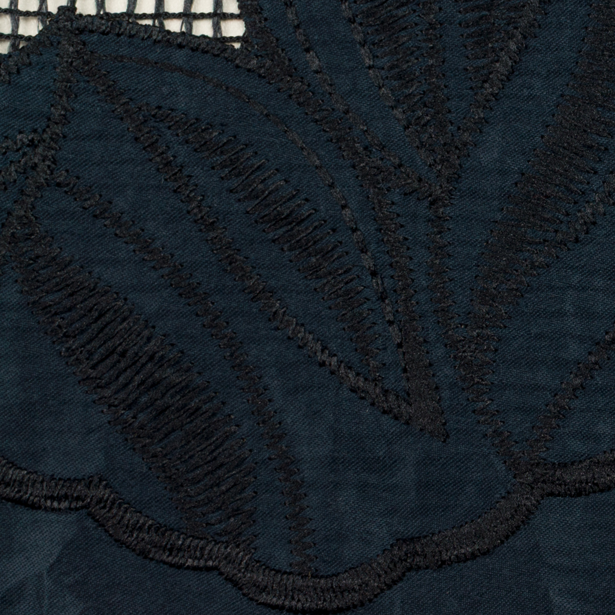 【アウトレット】ポリエステル×ボタニカル(ネイビー)×サテン刺繍のサムネイル