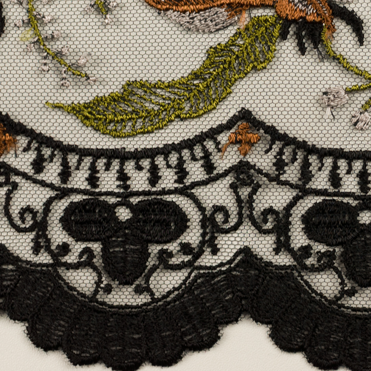 【アウトレット】ナイロン＆ポリエステル×フラワー(ブラック、オイスター＆ブラウン)×チュール刺繍のサムネイル