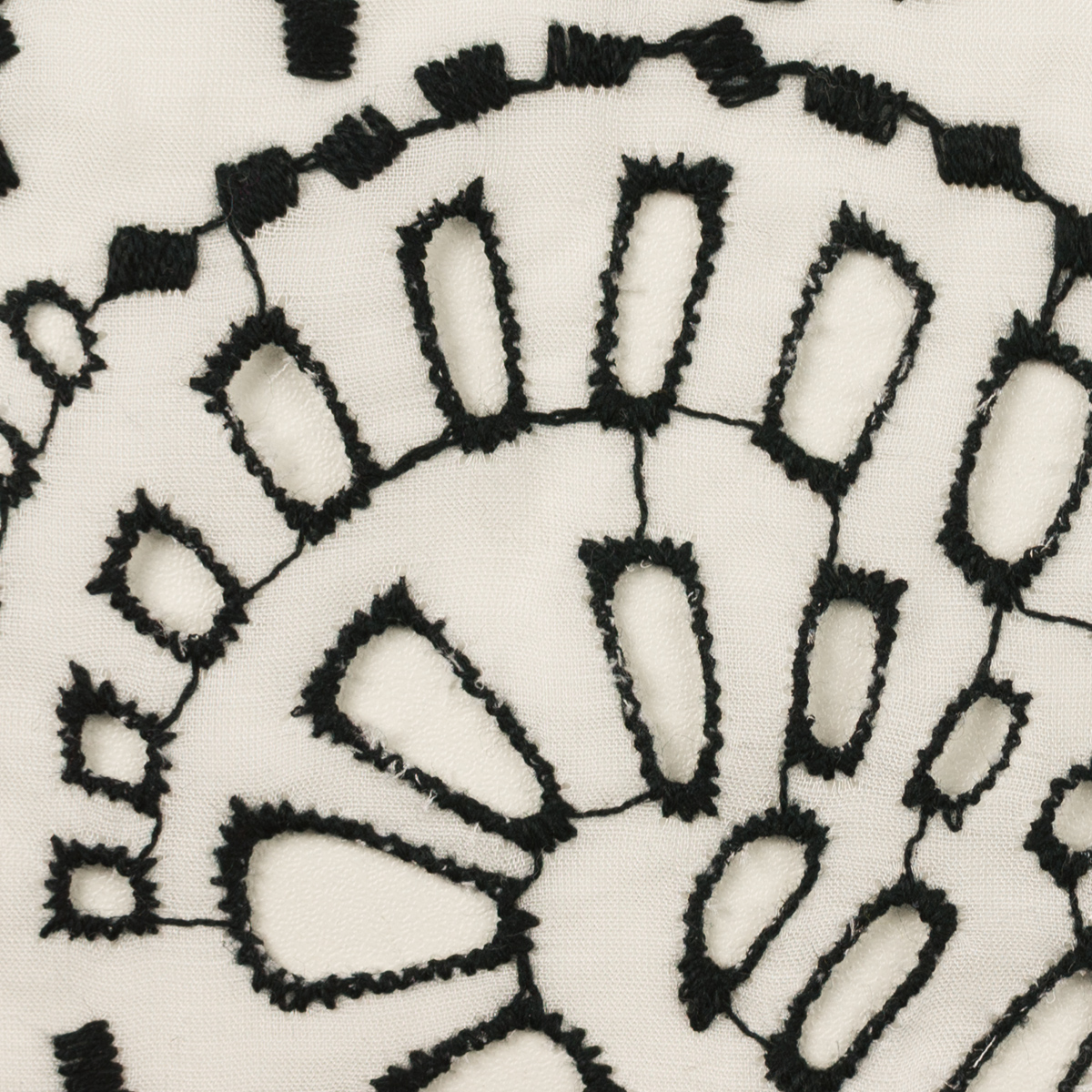 【アウトレット】コットン＆ポリエステル×幾何学模様(ブラック＆ホワイト)×ローン刺繍のサムネイル