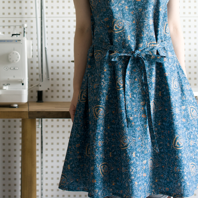 FAB #083 更紗プリントのフレアドレス(大川友美著｢いつもの服、きれいな服｣より) - fab-fabric sewing studio