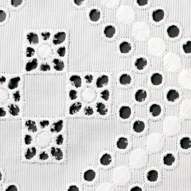 コットン×幾何学模様(オフホワイト)×ピケ刺繍 イメージ1