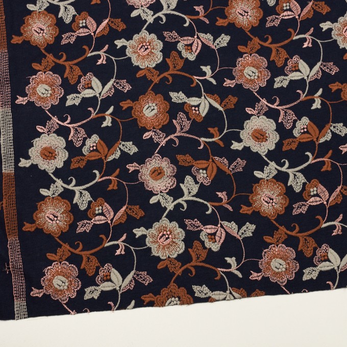 アクリル&ウール混×フラワー(ダークネイビー、レンガ&アトモスグリーン)×スムースニット刺繍 イメージ2
