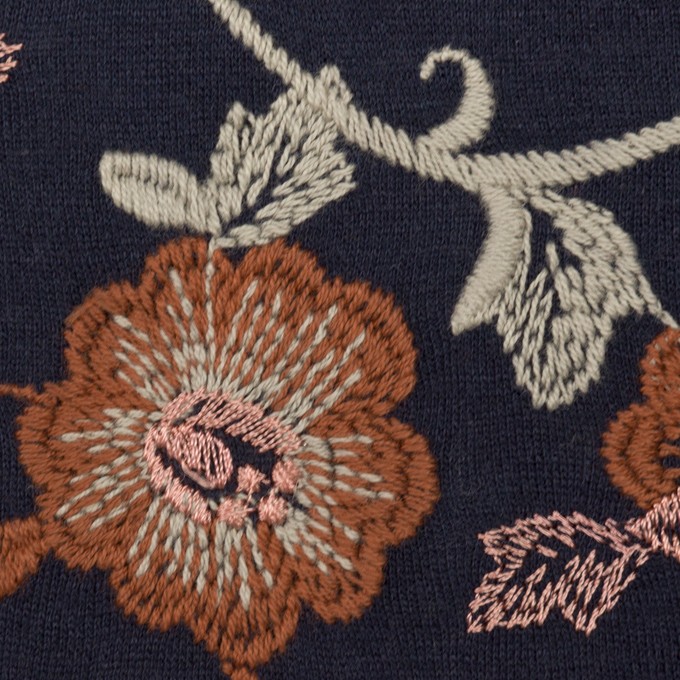 アクリル&ウール混×フラワー(ダークネイビー、レンガ&アトモスグリーン)×スムースニット刺繍 イメージ1